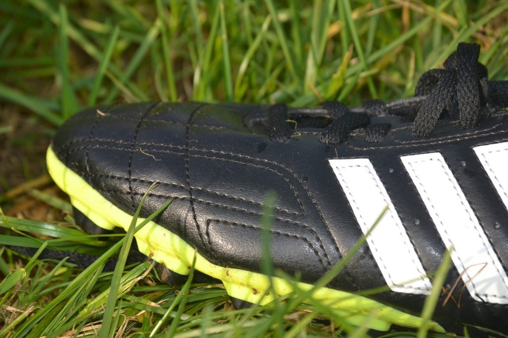 Jak pielęgnować skórzane buty piłkarskie?