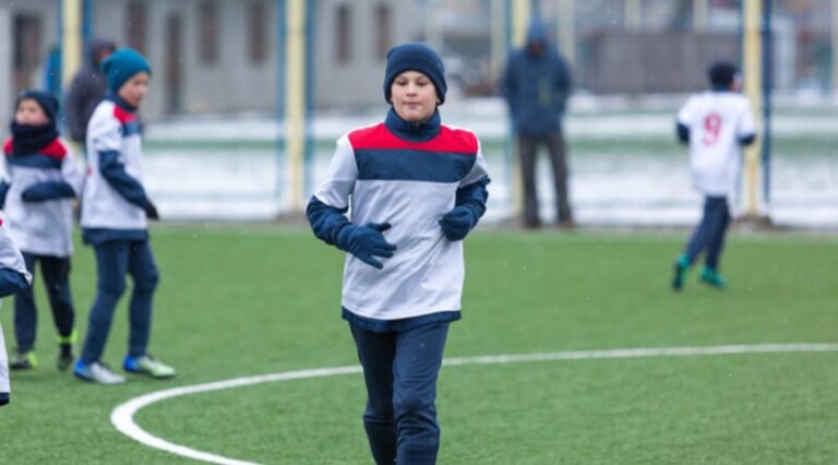 Czapka treningowa i rękawiczki piłkarskie – niezbędny zestaw w czasie zimowych treningów